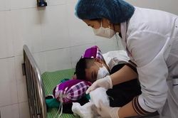 Bé trai 14 tuổi bị điện thoại nổ nát bàn tay