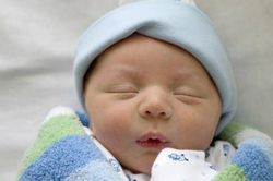 Đã triệt sản nhưng vẫn có con, chồng quỳ sụp dưới chân vợ khi biết sự thật