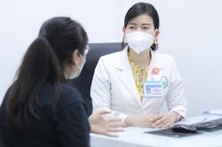 Cô gái 20 tuổi bị viêm loét nhũ hoa sau khi làm hồng