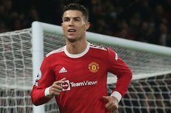 Ronaldo ghi bàn và kiến tạo trong trận thắng 3-1 của MU