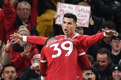 Tin MU 31/12: Ronaldo lập cột mốc mới, Van de Beek lọt tầm ngắm Bayern Munich