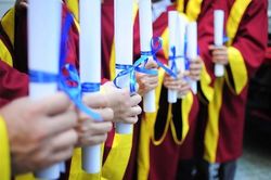 Giáo dục đại học 2021: Lần đầu vào top 500, 'chuẩn' tiến sĩ bị chê