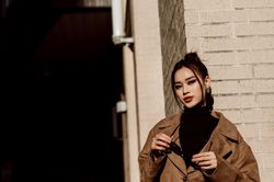Hoa hậu Đỗ Thị Hà khác lạ với phong cách mới trên đường phố Mỹ