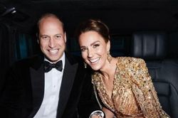 Hoàng gia Anh chúc mừng năm mới: William - Kate đăng ảnh nắm tay khiến các fan phấn khích