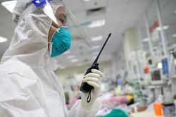 Omicron xâm nhập, Việt Nam cần sớm cấp phép thuốc Molnupiravir
