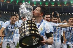 Messi khoe danh hiệu, Neymar chống nạng dự tiệc mừng năm mới