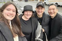 Mẹ Văn Lâm đứng giữa tuyết lạnh tiễn con trai ngày đầu năm mới