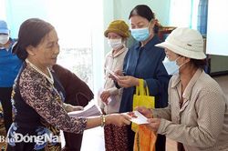 Cụ bà 65 tuổi tặng quà cho người nghèo trong dịp năm mới