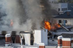 Lửa thiêu rụi tòa nhà Quốc hội Nam Phi ở Cape Town
