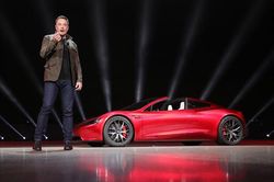 Elon Musk cam kết Tesla sẽ đạt hệ thống tự lái cấp độ 4 trong năm 2022
