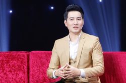 Từ diễn viên múa, Nguyễn Phi Hùng trở thành ca sĩ nhờ ... hát karaoke