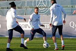 PSG bùng phát Covid-19, Messi vắng bóng trên sân tập