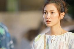 Thấy vết bầm trên tay em dâu, tôi bưng ra ly nước nóng đưa thẳng cho và nói một câu khiến cô ấy khóc nức nở