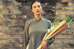 Huyền Lizzie diện áo dài xưa đón năm mới