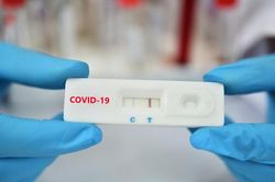 Người dân nộp tiền test Covid-19 mới được vào đền Cô Chín