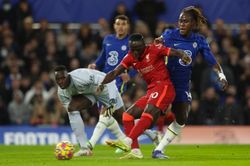 Chelsea và Liverpool 'trao' chức vô địch Ngoại hạng Anh cho Man City