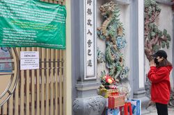 Người dân Hà Nội lễ chùa ngày mùng 1 âm lịch cuối cùng năm Tân Sửu