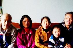 Chuyện cảm động chưa kể về mẹ kế triệt sản nuôi 8 con riêng của chồng