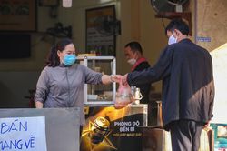Thêm 3 quận Hà Nội tạm dừng các hoạt động không thiết yếu, hàng ăn tại chỗ