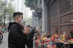 Nhiều người trẻ đứng ngoài bái vọng chùa Hà cầu duyên