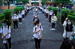 Ngày đầu trở lại trường của học sinh khối 7, 8, 10, 11 tại TP.HCM