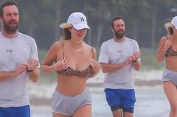 Con gái 17 tuổi của thủ lĩnh nhóm Coldplay nảy nở cực gợi cảm với bikini