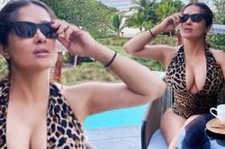 'Bom gợi cảm' Salma Hayek liên tục tung ảnh 'bốc lửa' dịp đầu năm mới