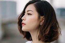Vừa thấy bóng chị chồng dẫn con sang, chồng tôi chặn lại không cho vào khiến tôi cảm kích vô cùng