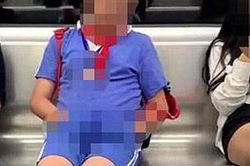 Ngồi cạnh cô gái trẻ đẹp trên tàu điện ngầm, bé trai tiểu học làm hành động khiến ai cũng ngao ngán