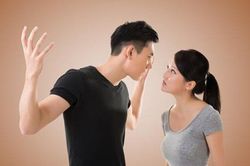 Chồng hào phóng quà Tết bên nội hàng chục triệu, nhìn vào túi quà biếu nhà ngoại tôi chỉ muốn ly hôn càng sớm càng tốt