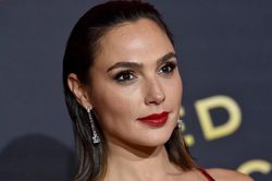 Gal Gadot hối tiếc vì đăng video cổ vũ chống dịch