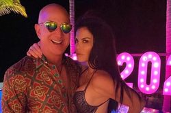 Tỷ phú Jeff Bezos bị phản đối vì thay đổi gu thời trang