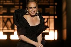 Adele 6 tuần liên tiếp giữ quán quân trên Billboard