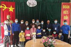 Hội LHTN Việt Nam tỉnh tặng quà học sinh, gia đình hoàn cảnh khó khăn