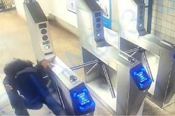 Mất mạng chỉ vì trốn vé tàu điện ngầm để tiết kiệm 2 USD