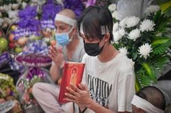 Hồ Văn Cường âm thầm đặt bàn thờ, tươm tất cúng lễ cho Phi Nhung