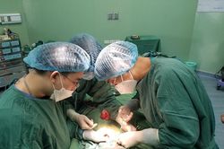 Cấp cứu bệnh nhi nuốt phải 25 viên bi nam châm vào ổ bụng