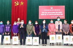 Trao quà Tết cho hội viên nông dân nghèo tại huyện Tân Sơn