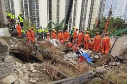 Căng tin nổ tung giữa giờ ăn trưa, 20 người bị chôn vùi