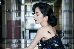 Dương Mịch hóa 'thiên nga đen' với váy lông vũ kiêu kỳ