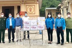 Tặng quà công nhân lao động đang điều trị bệnh Covid - 19