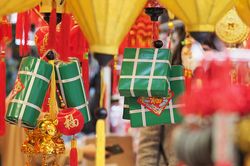 Phố cổ Hà Nội rực rỡ sắc màu truyền thống đón Tết Nhâm Dần