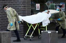 Pháp bùng nổ ca COVID-19, Australia ghi nhận kỷ lục chưa từng có về dịch
