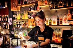 Bartender ở TP.HCM trở lại làm việc, mong vớt vát một năm trắng tay
