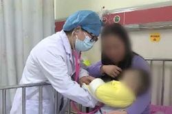 Bé gái ho sốt, bà nội cạo gió khiến cháu gặp chuyện ghê rợn