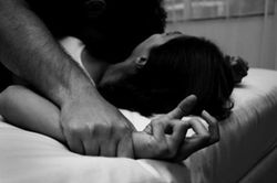 Tưởng chồng đòi ân ái, 'hành sự' xong vợ tá hỏa vì nhầm người