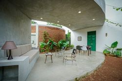 Lạ mắt với nhà 'không tường' ở ngoại ô của vợ chồng trẻ