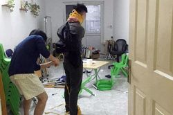Điều tra nghi án nhóm cướp vào chung cư, xịt hơi cay cướp tài sản