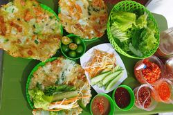 Về Huế thưởng thức món bánh ép lạ miệng, giá rẻ bèo mà ăn mãi không chán