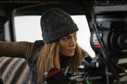 Đoàn phim của Jennifer Lopez dừng quay vì ca mắc Covid-19